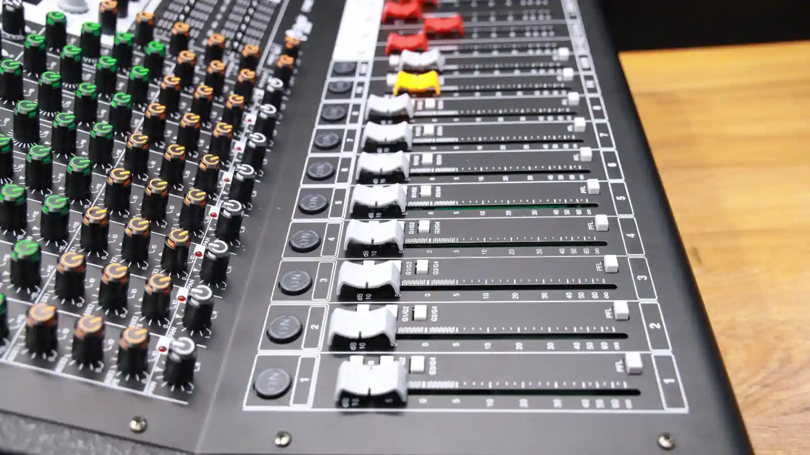 Thunder Sound TPW 8 Audio Mixer – Reliable Mixer for Worship Teams, DJs, Studios and PA Systems 11 Thunder Sound TPW 8 studio mixer