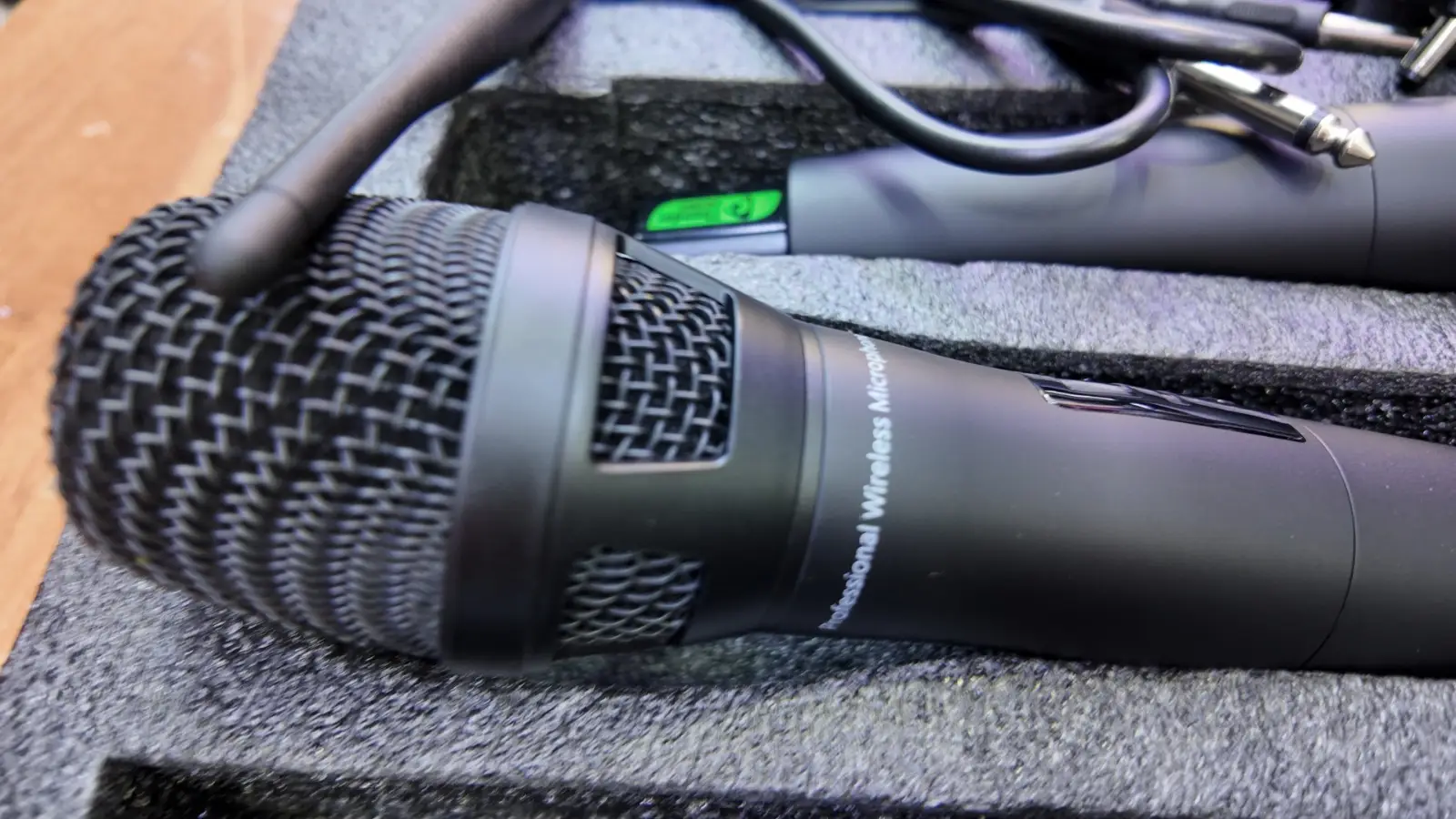 Thunder Sound TS202 Vocalset Artist UHF – Professional Wireless Microphone for Churches, Singers and Presenters 8 Thunder Sound TS202 vocal microphone