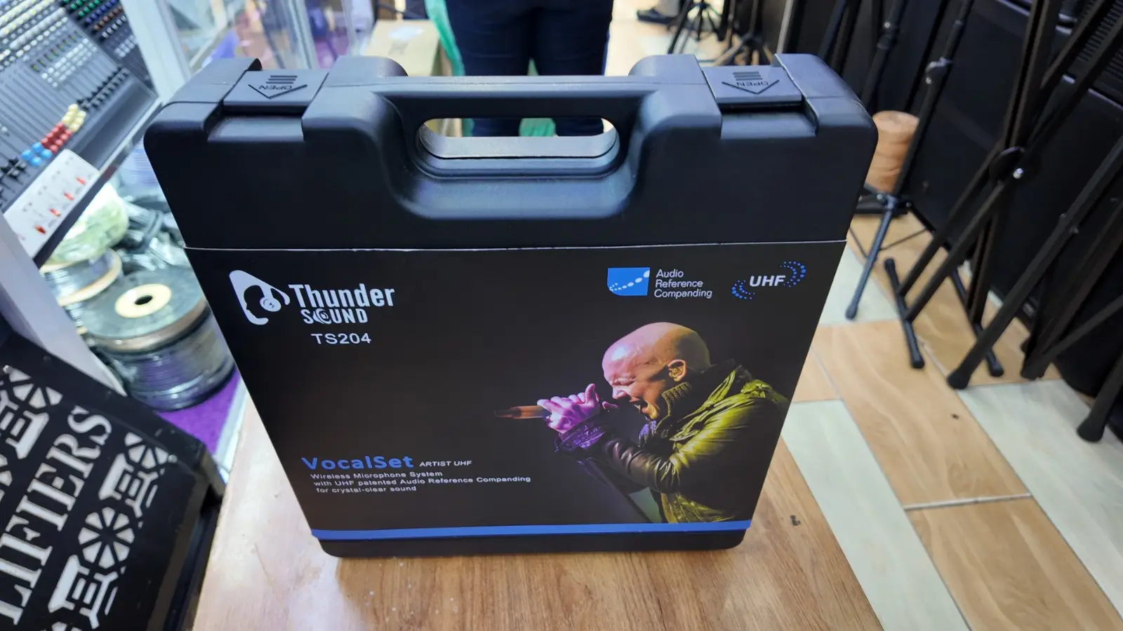 Thunder Sound TS204 Vocalset Artist UHF Wireless Microphone – Dual Handheld UHF Microphone System for Singers, Churches and Events 16 Thunder Sound TS204 microphone